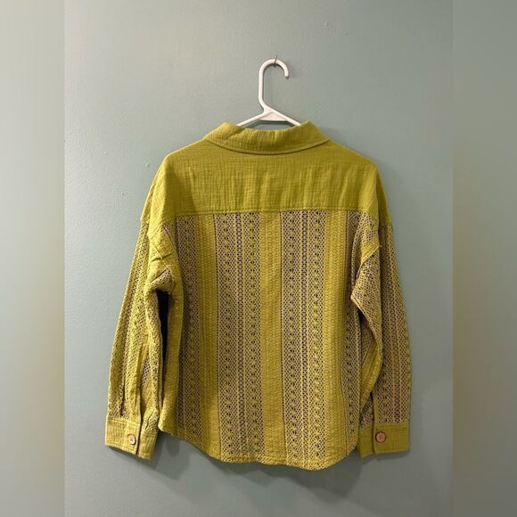 NWT … NEW IN “Size: S” Button Down Top - Picture 3 of 6